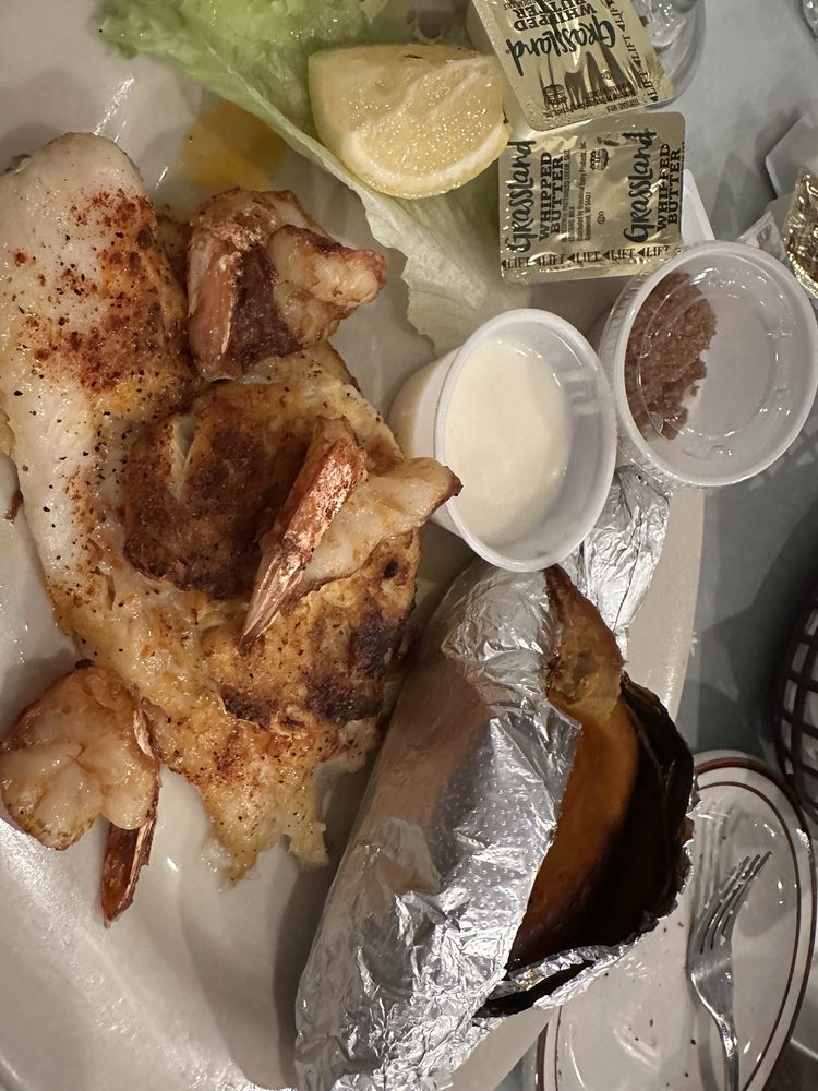 Captain's Quarters Logo