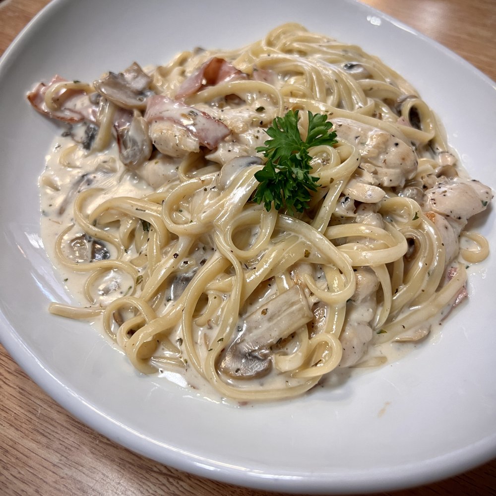 Carbonara - Grilled chicken with creamy white wine sauce with chopped ham and mushrooms with linguini