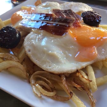Bodeguita Entreamigos - Huevos rotos con chorizo y jamón - Tapas Bars Near Me - Seville, SE