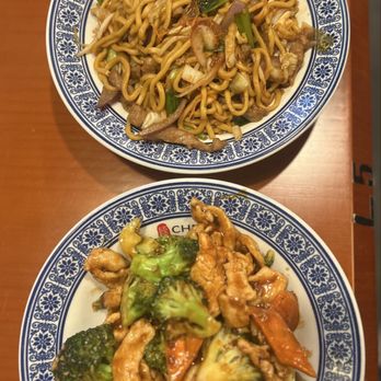 Chen’s Duck and Dumplings - Chicken & broccoli and beef lo mein - Chinese Near Me - Lakeland, Florida Chen’s Duck and Dumplings - Chicken & broccoli and beef lo mein - Chinese Near Me - Lakeland, Florida