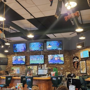 Quaker Steak & Lube - American Near Me - Valley View, Ohio