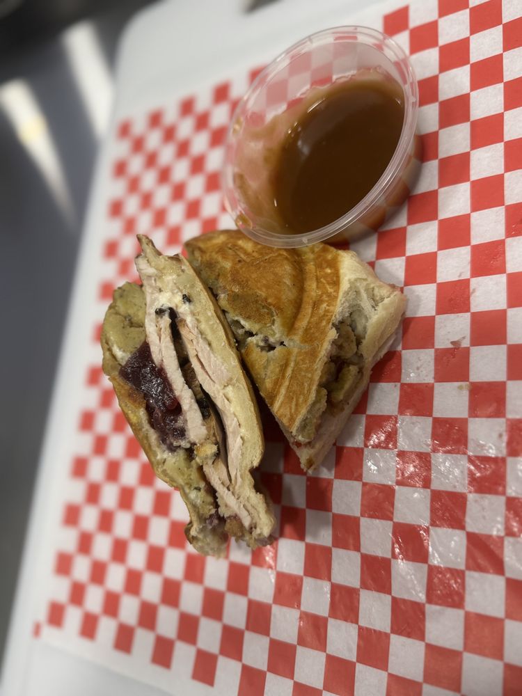 Tia’s Maine Lobster Rolls Logo