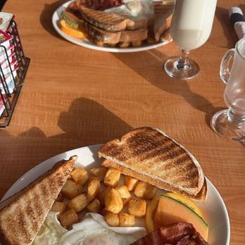 Resto-Pub La Révolte - Un petit déjeuner, deux œufs bacon, pain de ménage avec petites patates à déjeuner et fruits - Canadian (New) Near Me - Gaspé, Quebec Resto-Pub La Révolte - Un petit déjeuner, deux œufs bacon, pain de ménage avec petites patates à déjeuner et fruits - Canadian (New) Near Me - Gaspé, Quebec