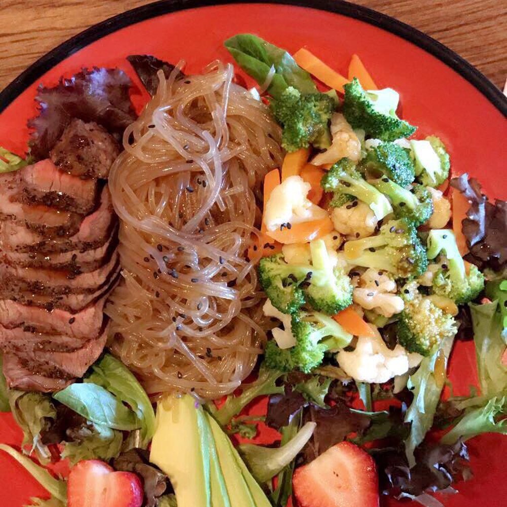 Fresh Heim - Sliced Beef Steak & Steamed Veggies with Rice - except I subbed noodles for the rice! - Salad Near Me - Austin, Texas Fresh Heim - Sliced Beef Steak & Steamed Veggies with Rice - except I subbed noodles for the rice! - Salad Near Me - Austin, Texas