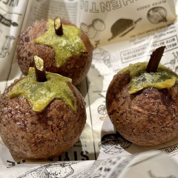 唐宮小聚 - The "Mangosteen" - Deep Fried Glutinous Puffs with Crab Meat and Lobster Sauce - Dim Sum Near Me - Hong Kong, HK