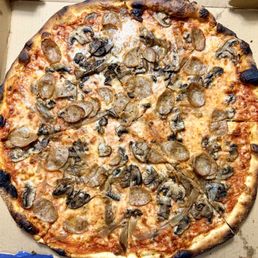 Sausage mushroom and onion.  Excellent. Huge pie! Outstanding.