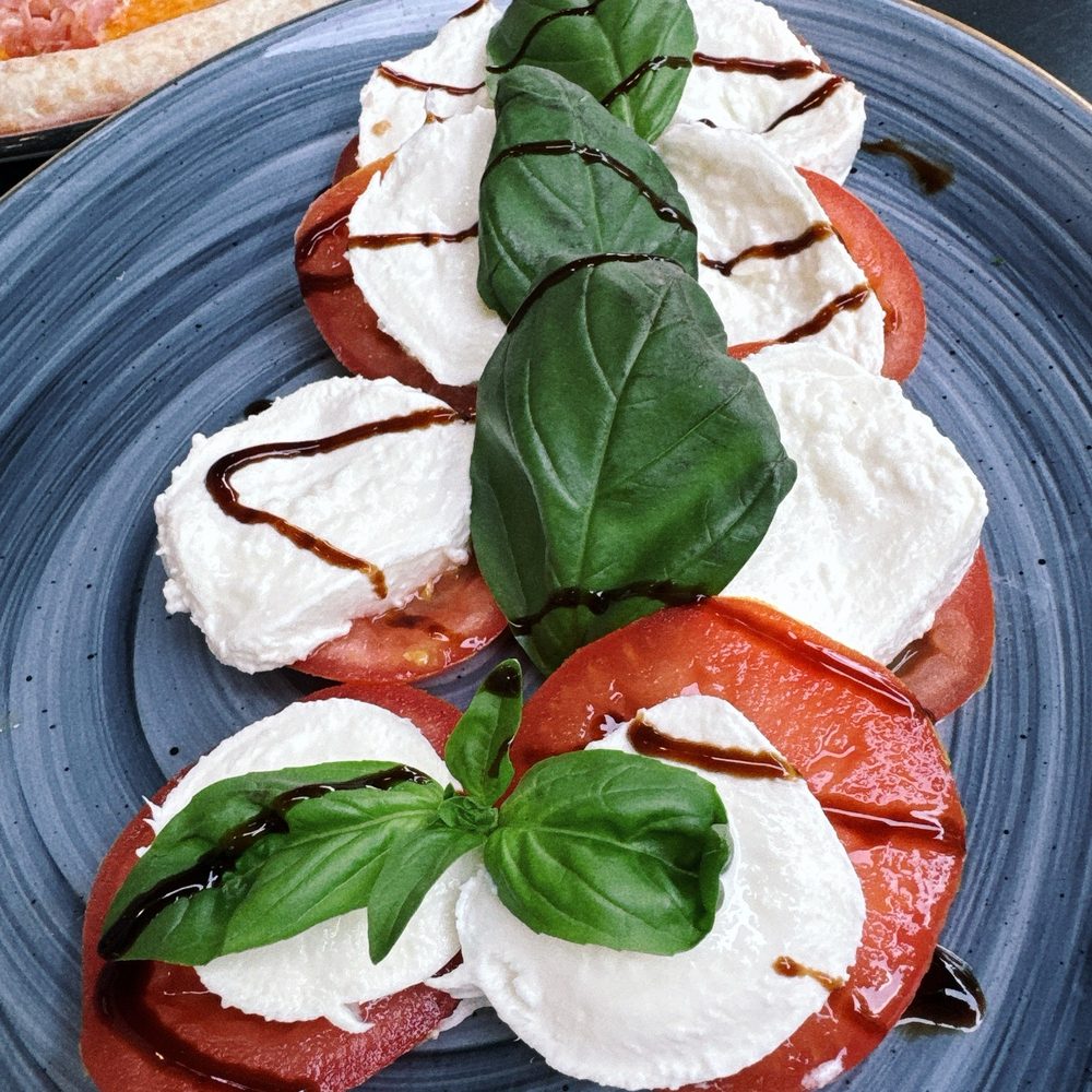 Celia - Caprese salad large - Food Near Me - Zürich, ZH Celia - Caprese salad large - Food Near Me - Zürich, ZH