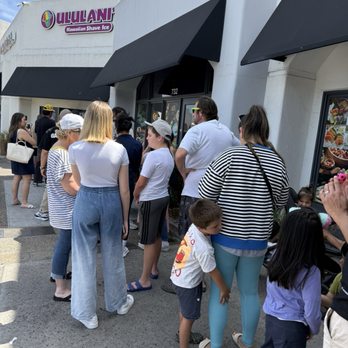 Ululani's - The line but luckily it's in the shade we waited an hour on Sat afternoon at 2:40 pm. - Shaved Ice Near Me - Chula Vista, California