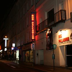 Le Bus Palladium - Le bus et au loin le moulin rouge, j'ai pris cette photo la veille du sper concert de Nina Hagen !!