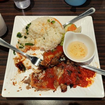 Pho Quinn - Grilled Chicken with Rice seasoned with their house hot sauce. - Vietnamese Near Me - Scarborough, Ontario Pho Quinn - Grilled Chicken with Rice seasoned with their house hot sauce. - Vietnamese Near Me - Scarborough, Ontario