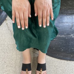 No chip manicure & classic pedicure