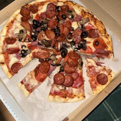 Jura's Pizza Parlor - This is how my pizza was cut.
