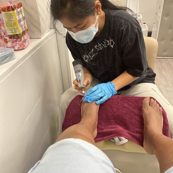 DaVi Nails- Walmart - Working on toes - Nail Salons Near Me - Kissimmee, Florida DaVi Nails- Walmart - Working on toes - Nail Salons Near Me - Kissimmee, Florida