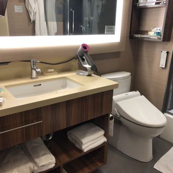 Hotel Strata - Heated toilet seat, premium bath products and blowdryer - Hotels Near Me - Mountain View, California