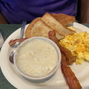 Metro Diner - Bissell breakfast with grits - American Near Me - Casselberry, Florida Metro Diner - Bissell breakfast with grits - American Near Me - Casselberry, Florida