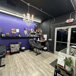 Entrance, another Tattooist station
