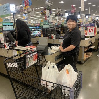 Safeway - Friendly staff bagging my groceries - Grocery Near Me - San Jose, California