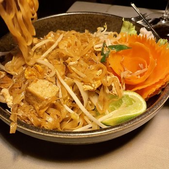 Yum Thai Kitchen & Bar - Pad Thai with Tofu - Thai Near Me - Munich, BY Yum Thai Kitchen & Bar - Pad Thai with Tofu - Thai Near Me - Munich, BY