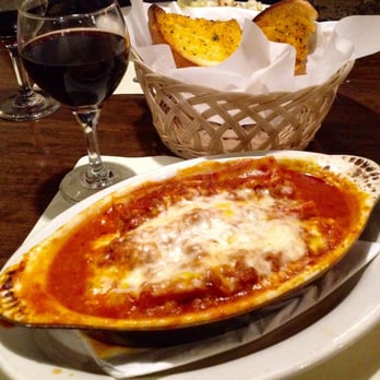 Fratellino's Italian Restaurant - Lasagne and garlic bread - Italian Near Me - Brea, California Fratellino's Italian Restaurant - Lasagne and garlic bread - Italian Near Me - Brea, California