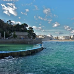 Pointe du Moulinet - Dinard. La piscine et la plage de l'Ecluse