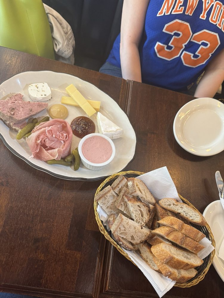 VIN SUR VINGT Updated October 2024 12 Photos & 35 Reviews 170 2nd