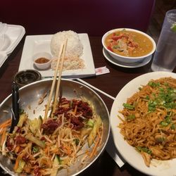 Thai Papaya Restaurant - Pad Thai Vietnamese BUN and curry!  Delish