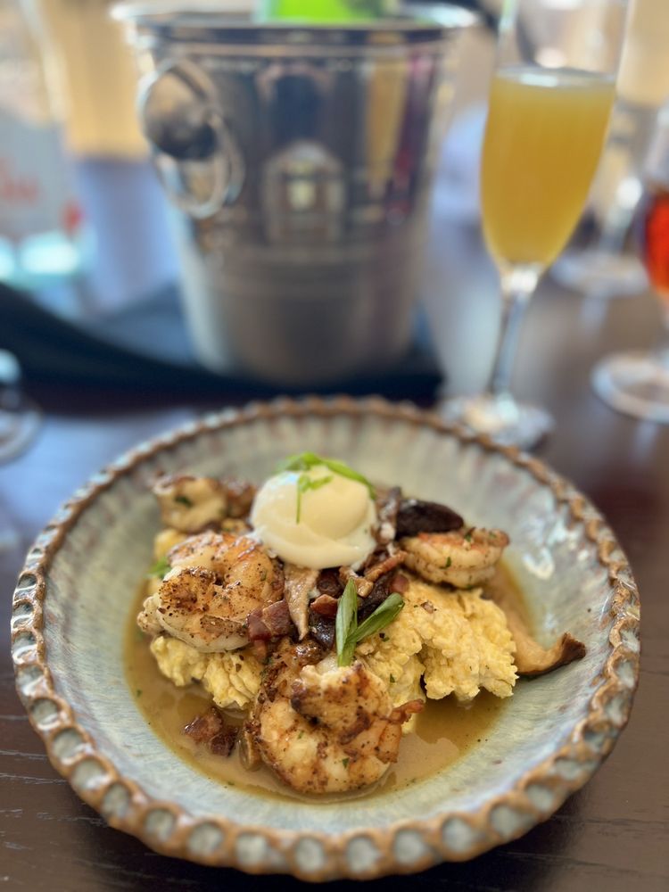 White Pillars Restaurant and Lounge