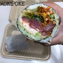 Hokipoke - "Spicy Tuna" - aguacate, surimi, lechuga romana, masago, cilantro, camote frito, ensalada de pepino, y marinado Spicy.