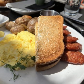 Hideout - Laylow Breakfast - Bars Near Me - Honolulu, Hawaii