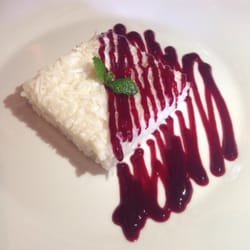 Piacere - Cake de tapioca - bolo de tapioca com calda de frutas vermelhas
