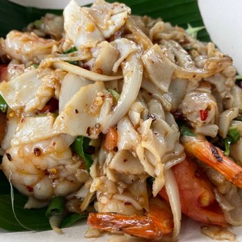 Thai Mee Up - Drunken noodles with shrimp $15 - Food Trucks Near Me - Kahului, Hawaii