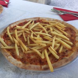 Ristorante Pizzeria Sporting di Unterhofer Egon, Restaurant - French fries on pizza? Who knew?! A delicious combination.