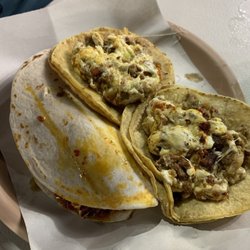 Porky's - Bistec con queso. Pastor con queso. Gringa con chorizo.