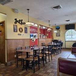 Gino's Pizza & Spaghetti House - Towards the entrance and the order counter.