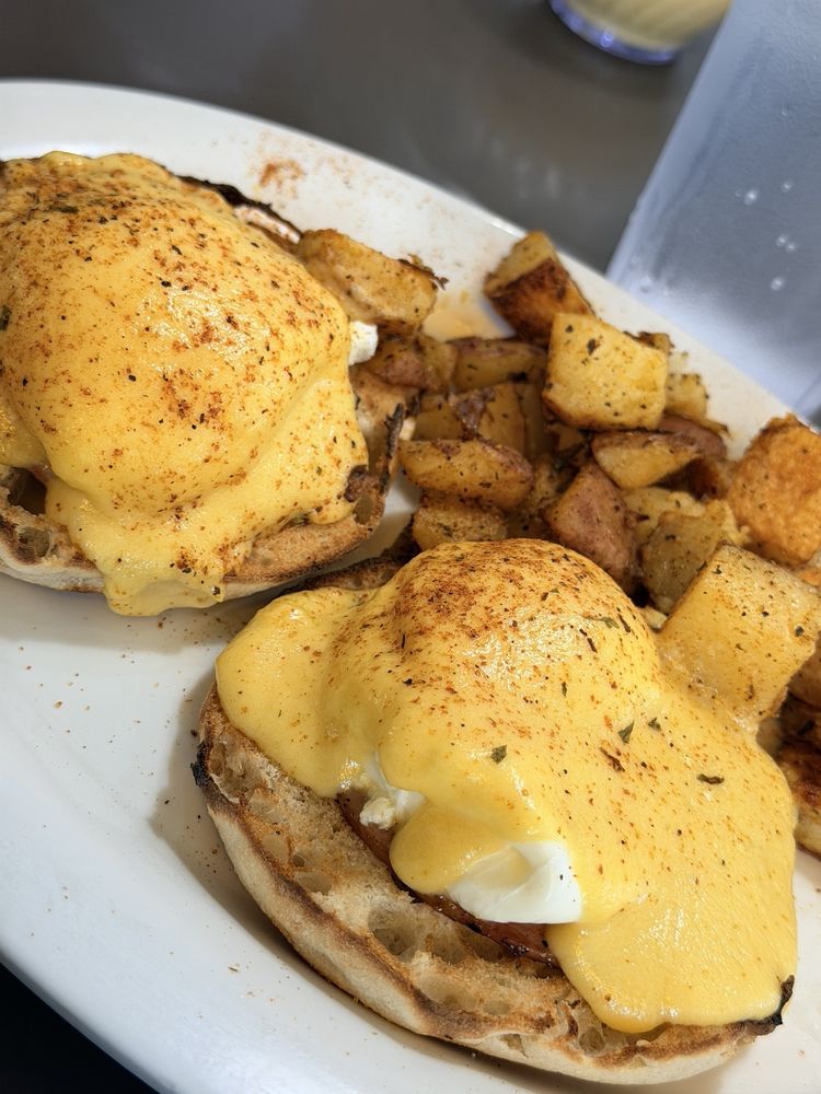 Eggs Up Grill Logo