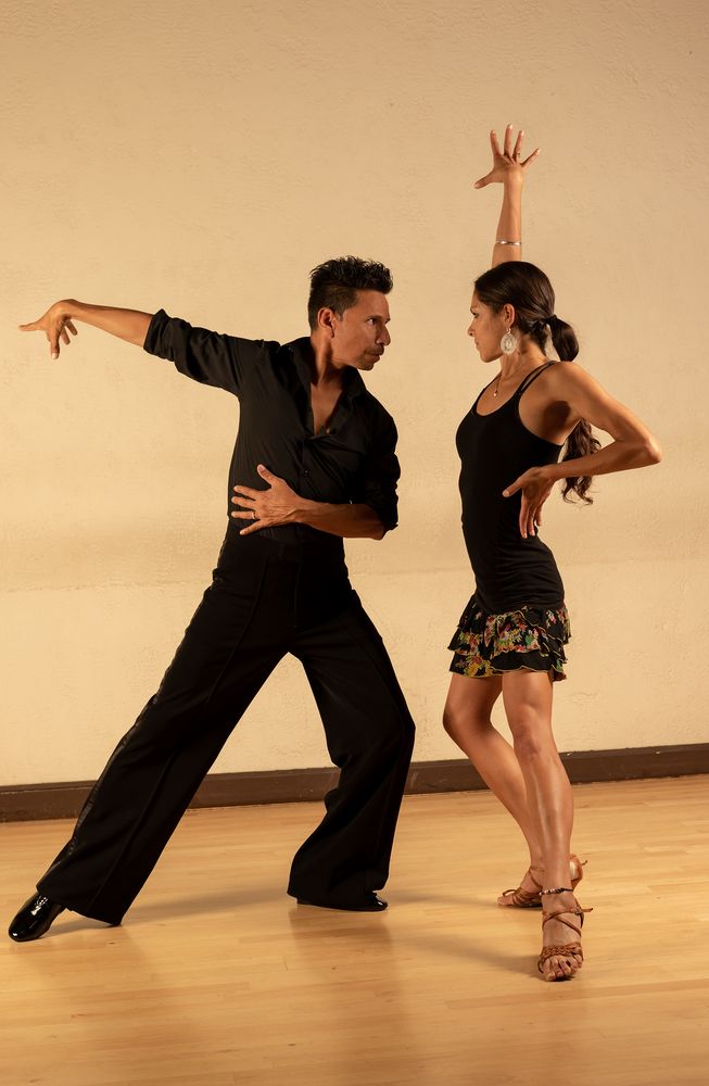 Dance Santa Cruz / Avila Dance Instruction Logo