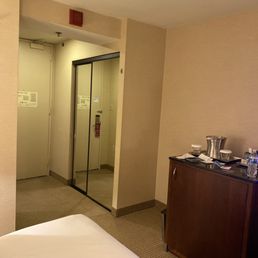 Entrance to king room. Entrance to king room.