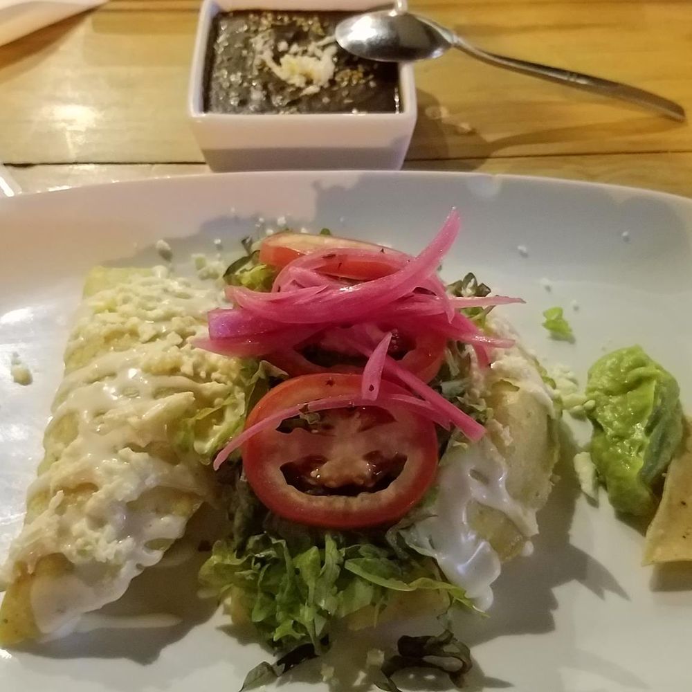 Pachuco - Quecas fritas de queso Oaxaca :Three corn masa quesadillas stuffed with queso Oaxaca. Topped with lettuce, tomato, avocado puree, queso fres - Mexican Near Me - Guadalajara, JAL