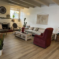 Lakeside Manor - Warm and peaceful front living room