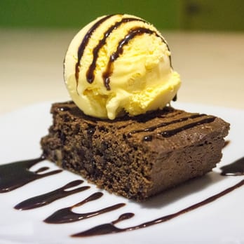 Dr. Burger - Brownie de chocolate casero con helado de vainilla - Burgers Near Me - Mataró, B Dr. Burger - Brownie de chocolate casero con helado de vainilla - Burgers Near Me - Mataró, B