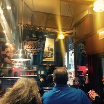Garrett Popcorn Shops - Waiting in line - Popcorn Shops Near Me - Chicago, Illinois