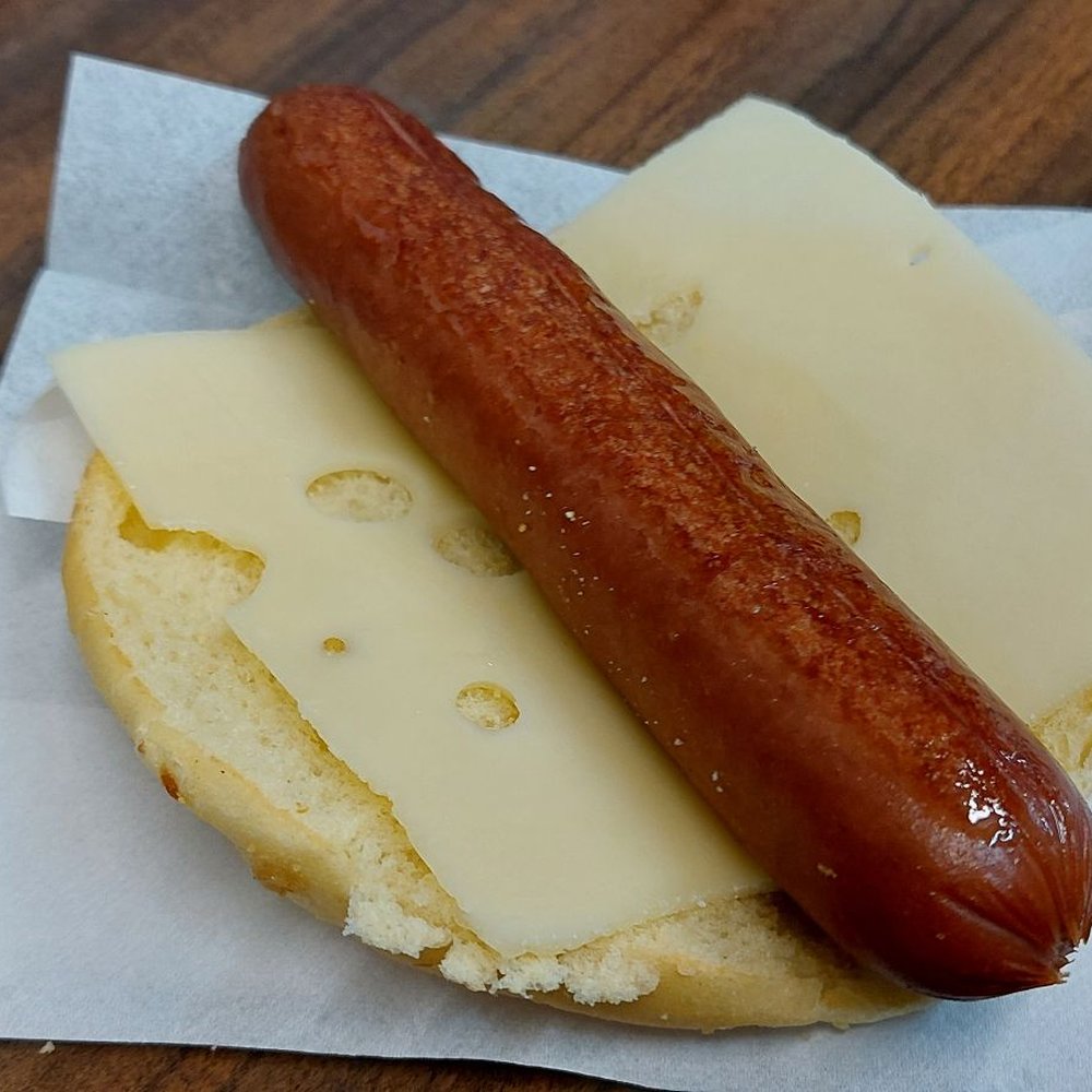 Wilensky - Le hot dog avec Fromage swiss - Delis Near Me - Montreal, Quebec Wilensky - Le hot dog avec Fromage swiss - Delis Near Me - Montreal, Quebec