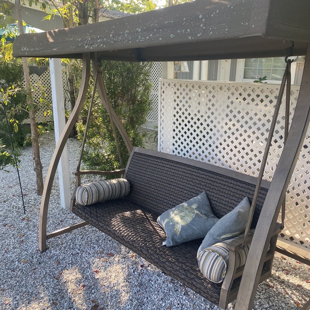 Tarpon Tale Inn - Swinging bench in common area - Hotels Near Me - Sanibel, Florida Tarpon Tale Inn - Swinging bench in common area - Hotels Near Me - Sanibel, Florida