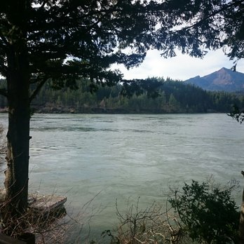 Thunder Island Brewing - View from outdoor eating area - Breweries Near Me - Cascade Locks, Oregon Thunder Island Brewing - View from outdoor eating area - Breweries Near Me - Cascade Locks, Oregon
