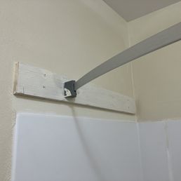 This is how the shower curtain rod is installed. This is how the shower curtain rod is installed.