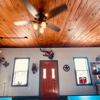 Tumlinson's Smoky Top - a dining room with a ceiling fan - Barbeque Near Me - Llano, Texas Tumlinson's Smoky Top - a dining room with a ceiling fan - Barbeque Near Me - Llano, Texas