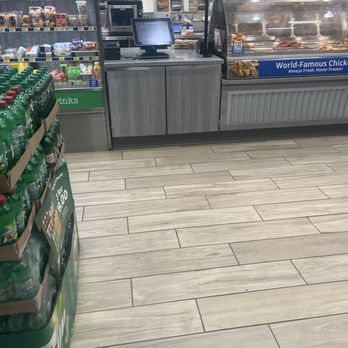 Royal Farms - The cook that was running his mouth on the cell phone. - Chicken Shop Near Me - Greenbelt, Maryland
