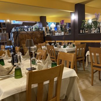 La Taverna - Dining room - Italian Near Me - Monterosso Al Mare, SP