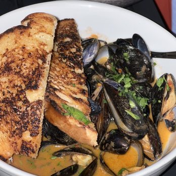 Community Table - Mussels, great sauce and perfect toast to dip! - Comfort Food Near Me - Mt Pleasant, South Carolina