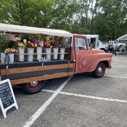 Midwest Flower Truck and Farm - Poppy loves events. Bridal showers, baby showers, your wedding guest favors!